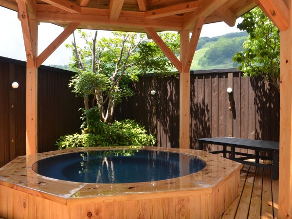 【長野駅】朝出発 バスで行く スコーレ白馬 2泊(夕食なし朝食付)白馬岩岳スノーフィールドリフト券付宿泊パック/3日目も利用できるリフト券に変更も可能/スキー場目の前の好立地ホテル。温泉露天風呂もある人気のお宿2